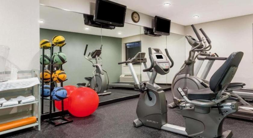 Days Inn Springfield South Екстер'єр фото