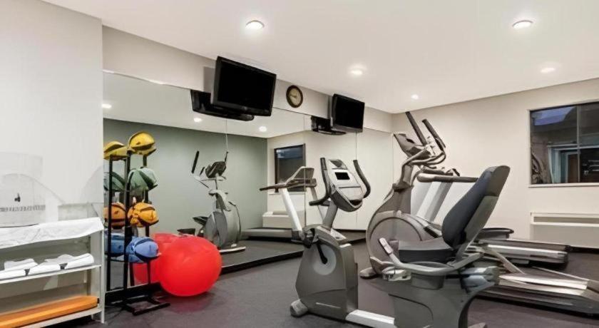 Days Inn Springfield South Екстер'єр фото
